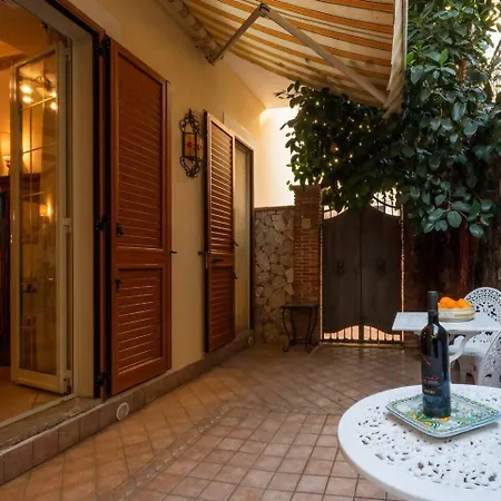 Con Patio+parking Lägenhet